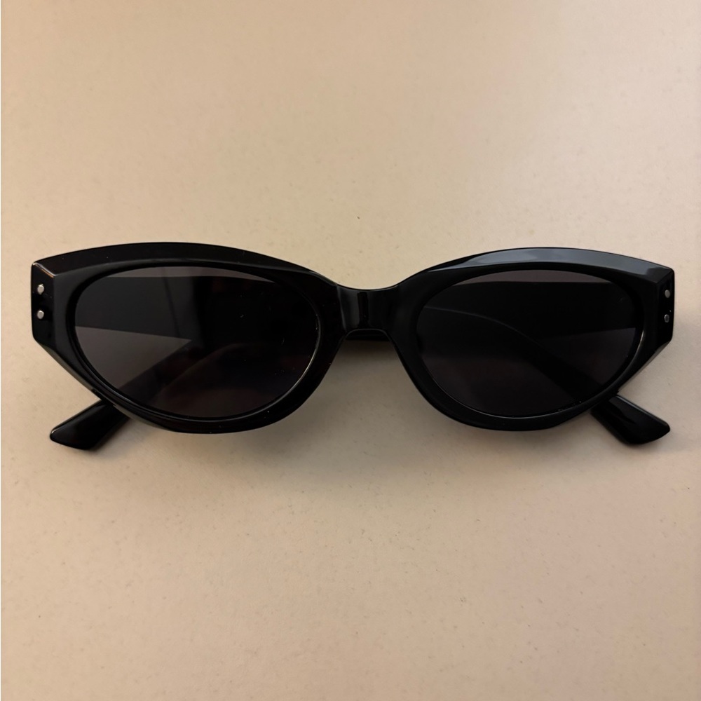 Chic Black Cat-Eye Sunglasses